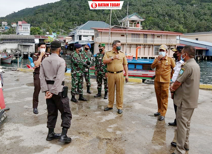Bupati Anambas didampingi FKPD di Pelabuhan Tarempa